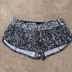 Lululemon Athletica Black and White Speed Short 2.5”